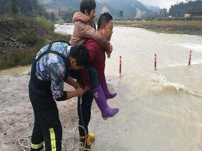 金华磐安：回家道路被淹 消防员暖心涉水渡人