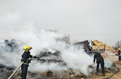 露天玉米杆堆垛着火 昌吉阜康消防紧急救援