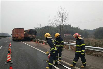 大货车高速追尾 19吨烟花爆竹被紧急转移