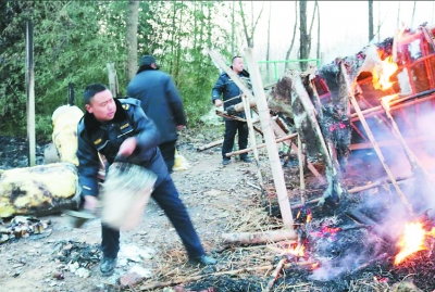 城管勇灭大火 村民交口称赞