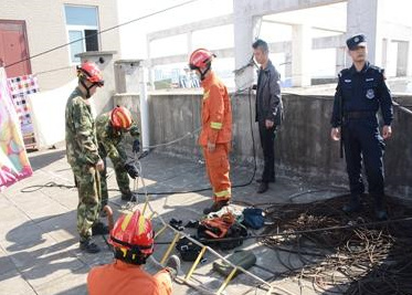 外墙涂漆工人被困20层高空 湖北消防紧急救援