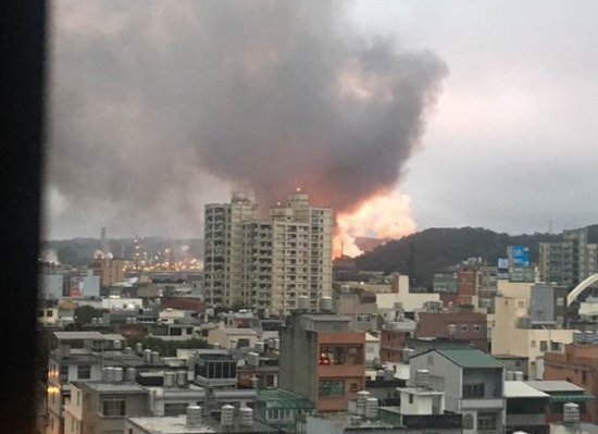 台湾一炼油厂发生爆炸烈焰冲天 火势已控制 尚未传出伤亡