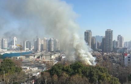 上海老西门地区一老式里弄发生火灾 浓烟漫天