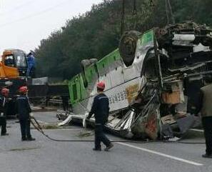 广西境内一大客车高速追尾翻落山坡 致4死50伤