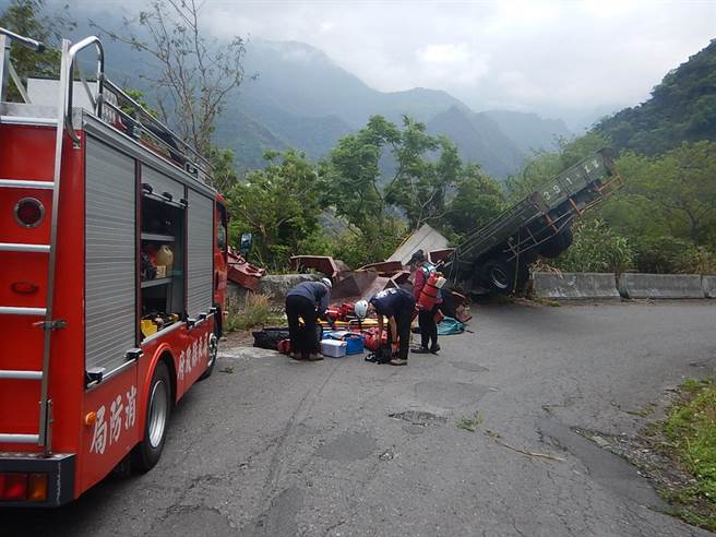 大货车险些跌落雾台山谷 消防队员即刻救援