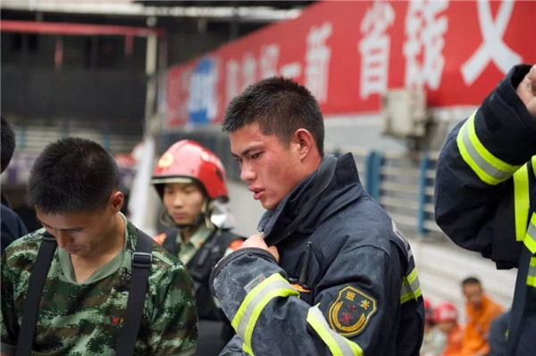 组图|直击四川达州三天四夜消防救援全过程