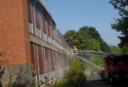 比利时这起火灾，为什么导致2名消防员牺牲 ？