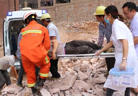 高空钢筋砸中女工 消防员“生死救援”上演惊魂15分钟