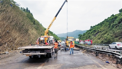 危化品车高速路上自燃 附近居民自发前去救援