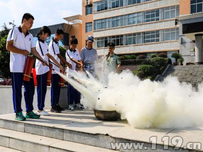 张家界消防进军训 千名师生同上“防火课”