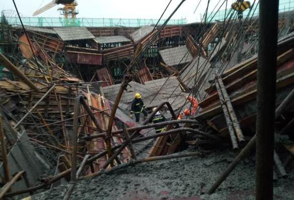 上海奉贤一在建工地发生工伤事故 已致1死9伤