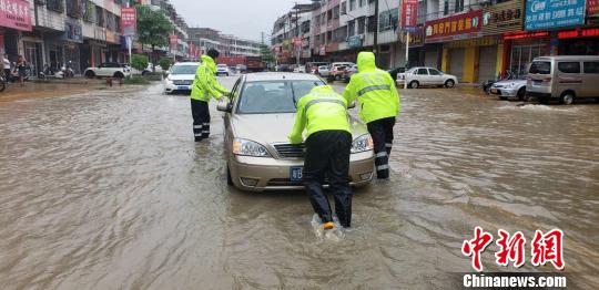 福建泉州连降暴雨引内涝 消防官兵营救转移百余人