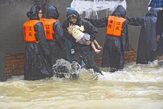 成都迎战暴雨袭城：冲锋舟随时救人 6.8万摄像头监控全城