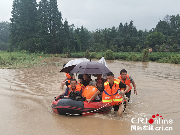 强降雨致5人被困 雅安消防成功救援