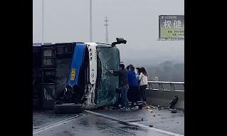 江苏南通载50人大客车在沈海高速侧翻 4人受伤