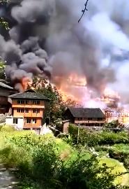 突发|广西龙脊梯田景区木制民居起火 消防员已进入现场扑救