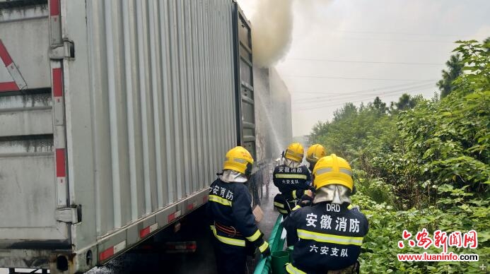 货车轮胎自燃引燃车内包裹 六安消防紧急灭火