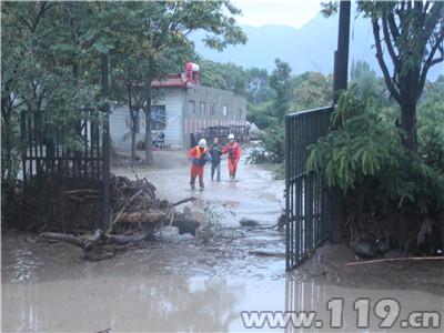 突发山洪围困百姓 石嘴山消防夜间紧急救援