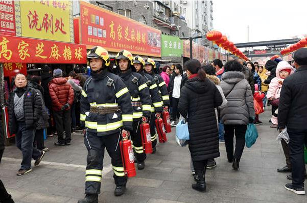 青岛举办一年一度糖球会，120名消防员保驾护航