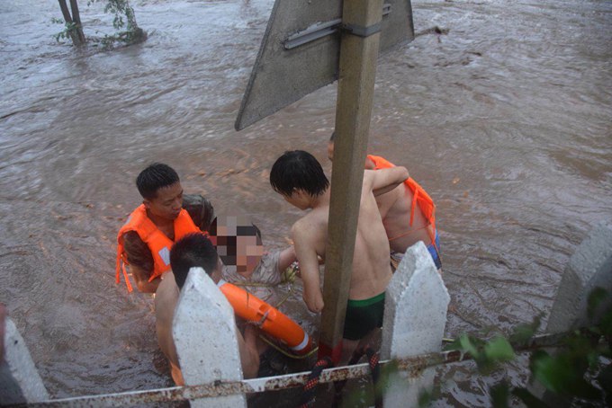 北京暴雨致一女子被困 消防提醒汛期勿在洼地停留