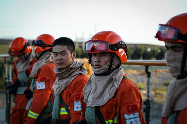 森林消防共同演练灭火 锻造应急救援刀锋利刃