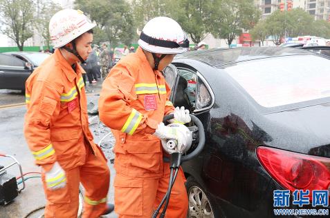 两车相撞致5人被困 消防员破拆车门救出伤者