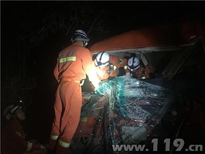 成南高速深夜发生多起惨烈车祸  遂宁消防紧急救援