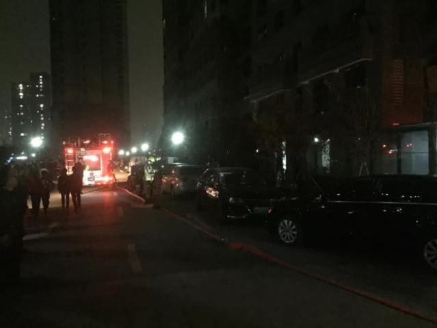 杭州一小区突发火灾 危急时刻四名保安直冲火场