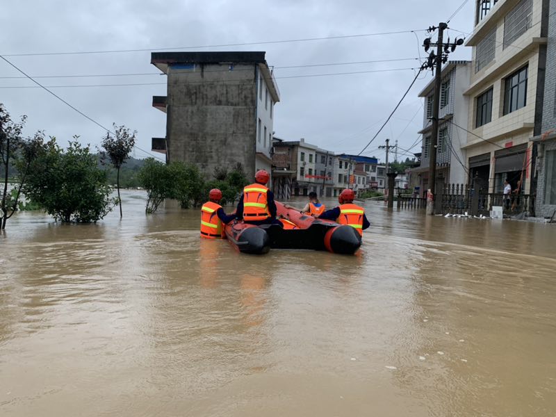 暴雨侵袭引发洪涝 萍乡消防疏散297名群众