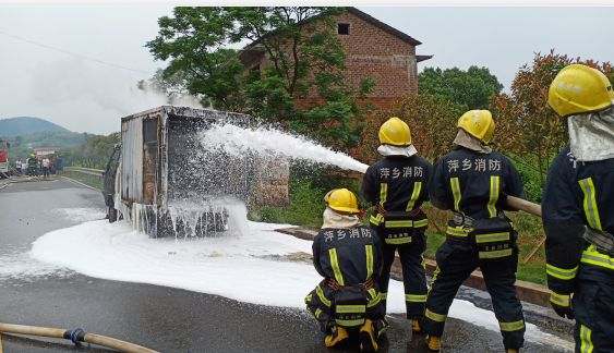 满载胶水车突“发火”  萍乡上栗消防火速救援