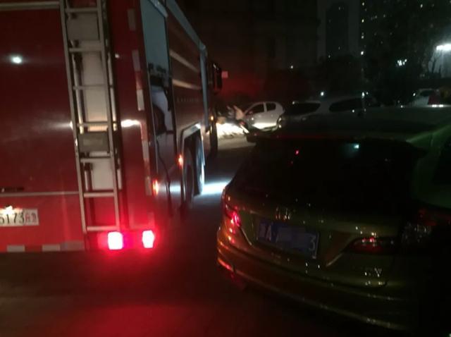 杭州一小区突发火灾 危急时刻四名保安直冲火场