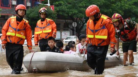 广西罗城：暴雨致道路积水严重 消防转移被困群众