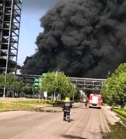 淄博高新区一厂区突发火灾，现场浓烟滚滚