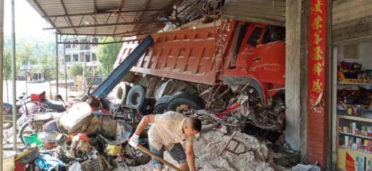 湖南新宁县一货车失控冲入街边修理店 致1死4伤