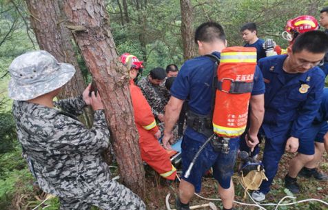 男子失足坠8米深井 萍乡芦溪消防紧急救援