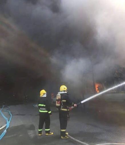 杭州一厂房发生火灾，暂无人员伤亡，火灾原因还在调查中