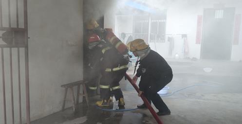 珠江帝景一高层发生火灾 室内消火栓竟然没有水