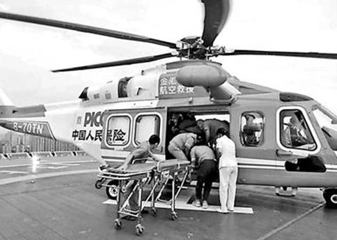 九寨沟一小伙被砸伤 直升机2小时送至成都救治
