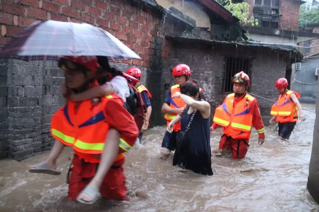 突降暴雨 小区内涝——萍乡安源消防转移被困群众12人