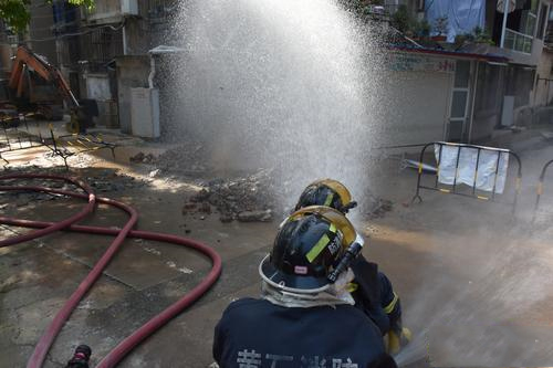 湖北黄石：天然气管道破裂危及数十栋居民楼 消防紧急排险