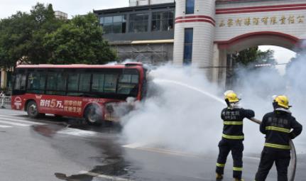 河南焦作：闹市区公交车突发着火 消防员八分钟将火扑灭