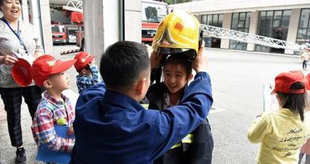 穿消防服登云梯车 重庆这群娃娃“萌翻”了消防队