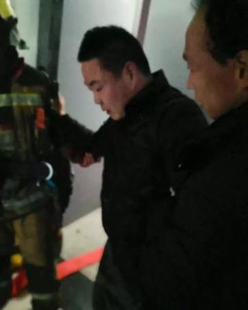 杭州一小区突发火灾 危急时刻四名保安直冲火场