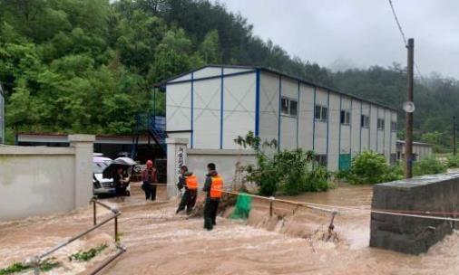 安徽黄山普降暴雨 消防员成功解救32名被困工人及家属