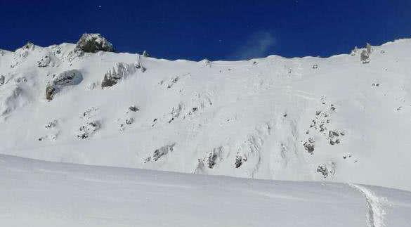 新疆昌吉市山区发生雪崩10人被困 救援正在紧张进行