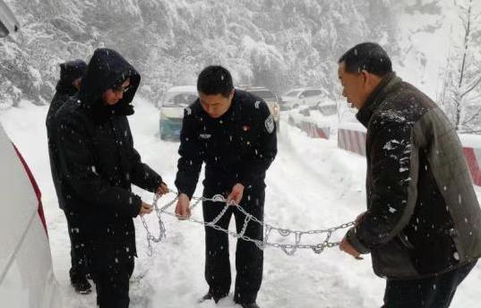 云南怒江海拔三千米丫口突降大雪 百余人员车辆被困其中