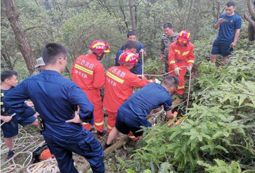 男子失足坠8米深井 萍乡芦溪消防紧急救援