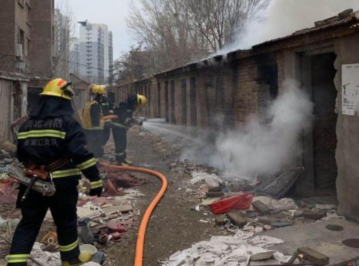 张家口市区上空突现滚滚黑烟 原是垃圾堆失火引燃小房