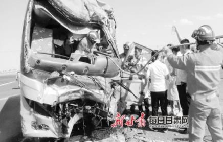 两车相撞5人被“卡” 金昌消防及时救援