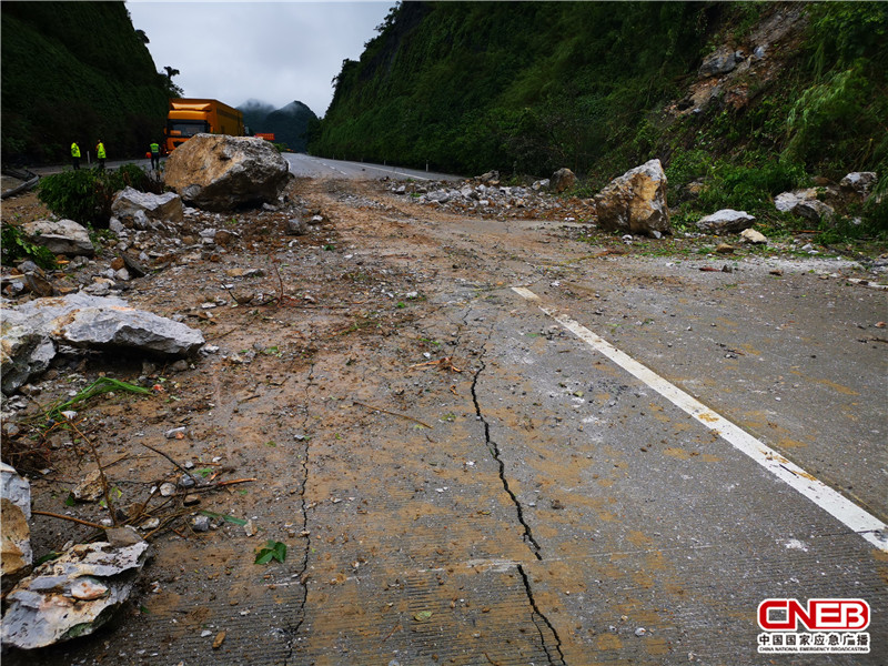 广西南宁：高速路上山体滑坡 巨石砸穿两辆货车